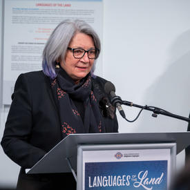 La gouverneure générale prend la parole au podium.