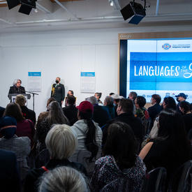 La gouverneure générale prend la parole au podium.
