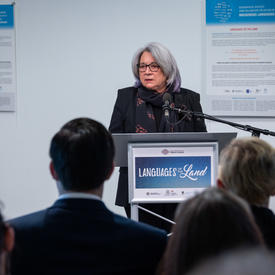 La gouverneure générale prend la parole au podium.