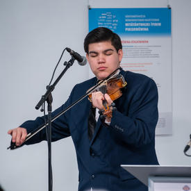 Un homme joue d’un instrument à cordes.