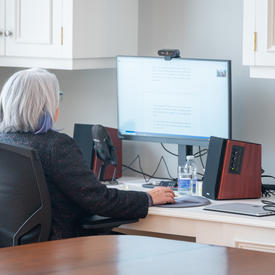 La gouverneure générale est assise devant un ordinateur. Elle participe à un événement virtuel.