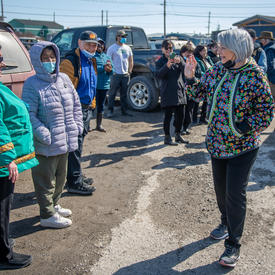 La gouverneure générale salue les résidents à l'extérieur.