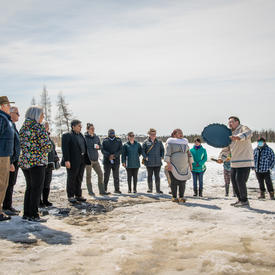 Un groupe de personnes, dont la gouverneure générale, assiste à un spectacle en plein air.