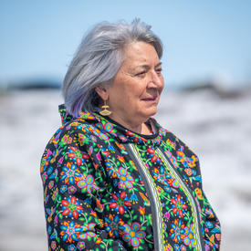 La gouverneure générale porte une chemise à capuche magnifiquement décorée.