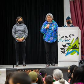 La gouverneure générale s'exprime sur un podium dans une école.