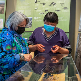 La gouverneure générale regarde un display.