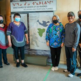 La gouverneure générale pose pour une photo près d'un panneau du centre d'interprétation du parc national de Kuururjuaq.