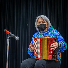 La gouverneure générale joue de l'accordéon.