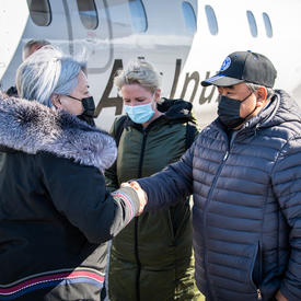 La gouverneure générale serre la main du maire d’Inukjuak.