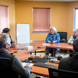 La gouverneure générale est assise dans une salle de conférence.