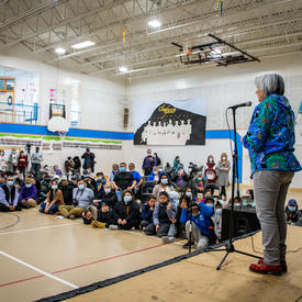 La gouverneure générale s'adresse à des étudiants dans un gymnase.