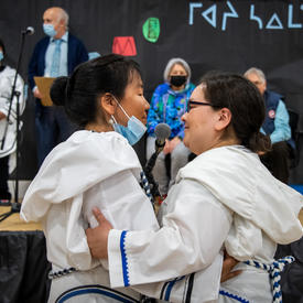Leurs Excellences assistent à la prestation de deux chanteurs de gorge.