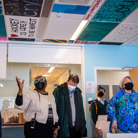 Leurs Excellences font une visite guidée d'une institution.