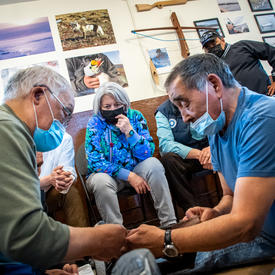 Un homme fait une démonstration avec un couteau et une corde.