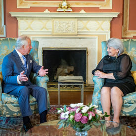 Son Altesse Royale et la gouverneure générale sont assises l'une en face de l'autre dans le grand salon de Rideau Hall.