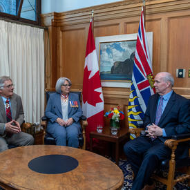 La gouverneure générale Simon et M. Fraser sont assis avec le premier ministre de la Colombie-Britannique, John Horgan.
