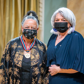 Rita Shelton Deverell, télédiffuseure, artiste de théâtre, universitaire et activiste, recevant un prix de la part de la gouverneure générale.