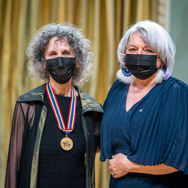 Linda Rabin, danseuse, enseignante, chorégraphe et formatrice en mouvement somatique, recevant un prix de la part de la gouverneure générale.