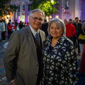 La gouverneure générale Simon et M. Fraser assistent à l’allumage des flambeaux du jubilé de la Reine. 