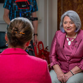 La gouverneure générale Simon est assise pour une interview télévisée enregistrée.