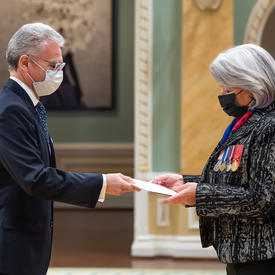 Son Excellence monsieur Carlos Alberto Patricio Játiva Naranjo, Ambassadeur de la République de l’Équateur, présente sa lettre à Son Excellence