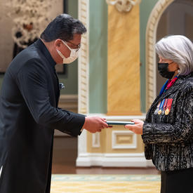 His Excellency Zaheer Aslam Janjua, Ambassador of the Islamic Republic of Pakistan, presents his letter to Her Excellency.