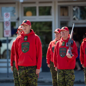 Des Rangers canadiens sont au garde-à-vous devant la gouverneure générale.