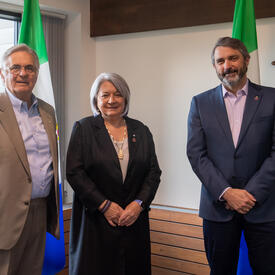 De gauche à droite : Son Excellence M. Fraser, Son Excellence Mary Simon et l'honorable Sandy Silver, premier ministre du Yukon.