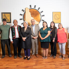 Leurs Excellences posent pour une photo de groupe avec les leaders des Premières nations du Yukon.
