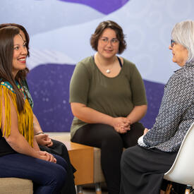 Son Excellence est assise avec des femmes de l'Université du Yukon.