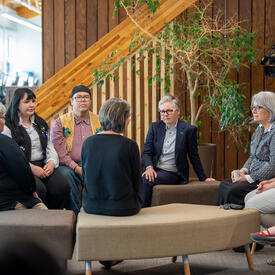Son Excellence est assise avec un groupe de personnes de l'Université du Yukon.