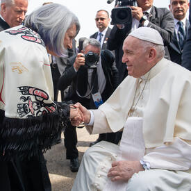 La gouverneure générale Simon serre la main du pape François.
