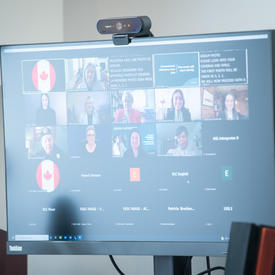Vue d'un écran d'ordinateur montrant des panneaux de photos de plusieurs participants. Une cérémonie virtuelle est en train de se dérouler.