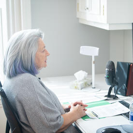 La gouverneure générale Mary Simon est assise devant un ordinateur et participe à une cérémonie de remise de prix virtuelle.