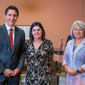 De gauche à droite : Le premier ministre Justin Trudeau, la ministre responsable de l'Agence fédérale de développement économique pour le Sud de l'Ontario Filomena Tassi et la gouverneure générale Mary Simon.