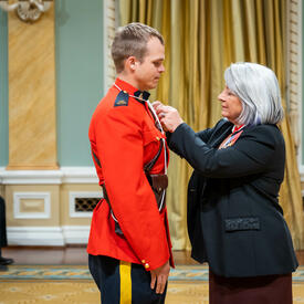 La gouverneure générale remet une médaille au gendarme Daryl Case, récipiendaire de la médaille de la bravoure.