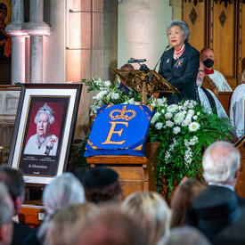 La très honorable Adrienne Clarkson prononce un discours à la cathédrale Christ Church.