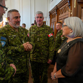 La gouverneure générale Simon parle avec des membres des Forces armées canadiennes.