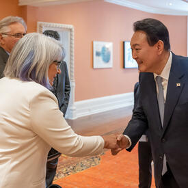 La gouverneure générale serre la main de Son Excellence Yoon Suk Yeol, président de la République de Corée.