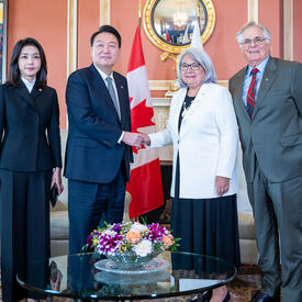 De gauche à droite : Mme Kim Keon Hee, Son Excellence Yoon Suk Yeol, président de la République de Corée, la gouverneure générale Mary Simon et Son Excellence Whit Fraser.