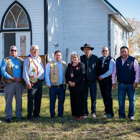 Une photo de groupe de la gouverneure générale avec des membres de la nation crie de James Smith.