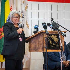 La gouverneure générale s'exprime derrière un pupitre dans un gymnase.
