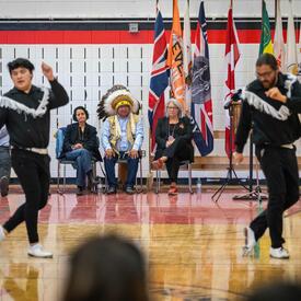 Des artistes dansent dans un gymnase.