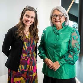 La gouverneure générale Mary Simon se tient à la gauche de la première ministre islandaise Katrín Jakobsdóttir. Elles sourient. 