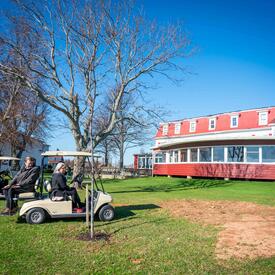 La gouverneure générale est dans une voiturette de golf sur la propriété à l'extérieur d'un hôtel.