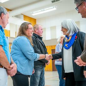La gouverneure générale serre la main des bénévoles et des membres de la communauté.