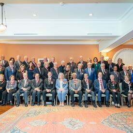 Photo de groupe des personnes nommées à l'Ordre du Canada avec Son Excellence.