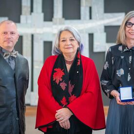 La gouverneure générale se tient entre deux lauréats du Prix d’histoire du Gouverneur général pour l’excellence des programmes en musées : histoire vivante!