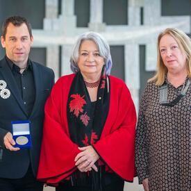 The Governor General is standing between two recipients of the Governor General’s History Award for Excellence in Museums: History Alive!