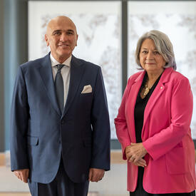 Son Excellence monsieur Agron Buxhaku, Ambassadeur de la République de Macédoine du Nord, se tient à côté de la gouverneure générale.